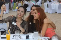 Lại Hương Thảo “lọt thỏm” giữa thí sinh Miss World