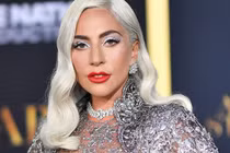 Không còn mặc thảm họa, Lady Gaga xuất hiện đẹp lộng lẫy