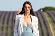 Dàn mẫu diện mốt không nội y diễn thời trang giữa cánh đồng hoa