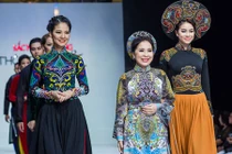 NSƯT Kim Xuân diễn thời trang cùng dàn chân dài