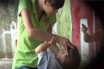 Cận cảnh bảo mẫu tàn bạo hành hạ trẻ em