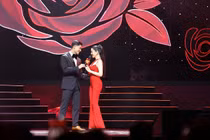 Lâm Bảo Châu tình tứ tặng hoa cho Lệ Quyên trên sân khấu