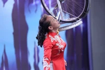 Rùng mình với dị nhân dùng răng nâng vật nặng 60kg 