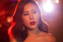 HH Thu Hoài gợi cảm trong bộ ảnh đậm chất “đàn bà phố thị“