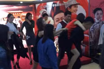 Diễn viên Trung Quốc ngất xỉu vì kiệt sức giữa sự kiện