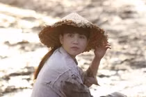 Hình ảnh Ngọc Trinh nón lá tả tơi, lấm lem lội bùn