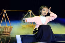 Giọng hát Việt nhí gặp sự cố hy hữu sập sân khấu