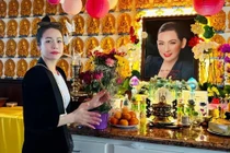 Nhật Kim Anh nghẹn ngào nước mắt viếng Phi Nhung tại Mỹ