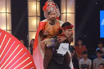 Thí sinh khiêng cô lao công lên sân khấu, Trấn Thành cười nghiêng ngả