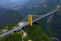 Video: Choáng ngợp vẻ đẹp của cầu treo cao nhất thế giới