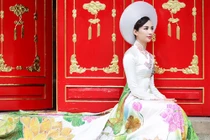 HH Ngọc Diễm nền nã với áo dài Sen