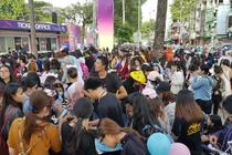 Fan Kpop tụ tập gây tắc phố trước giờ diễn ra lễ trao giải MAMA