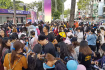 Fan Kpop tụ tập gây tắc phố trước giờ diễn ra lễ trao giải MAMA