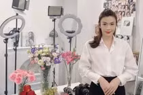 Giỗ Tổ nghề, Đào Bá Lộc diện váy tạo dáng chuẩn hoa hậu