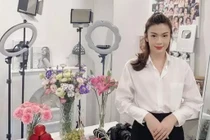 Giỗ Tổ nghề, Đào Bá Lộc diện váy tạo dáng chuẩn hoa hậu