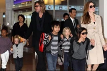Angelina Jolie đòi Brad Pitt “hùn tiền” nuôi 6 con nhỏ