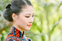 HH Trần Thị Quỳnh bỏ lại muộn phiền vào chùa quét lá 