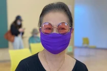 Danh ca Khánh Ly tiêm vaccine COVID-19 ở Mỹ