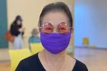 Danh ca Khánh Ly tiêm vaccine COVID-19 ở Mỹ