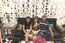 HH Đại dương Lê Âu Ngân Anh rạng rỡ bên cha mẹ giữa ồn ào