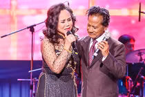 Danh ca Chế Linh: “Các cô gái lên tặng hoa là đòi hôn tôi“