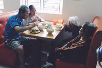 Người đàn bà rời cuộc sống nhung lụa vào viện dưỡng lão, vì sao?