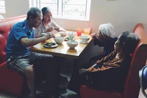 Người đàn bà rời cuộc sống nhung lụa vào viện dưỡng lão, vì sao?