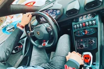 Phạm Hương khoe ảnh ngọt ngào nắm tay bạn trai, quyết không lộ mặt