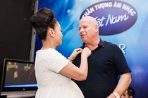 Thu Minh và chồng Tây quấn quýt ở hậu trường Vietnam Idol