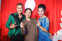 Hoài Linh diện áo bà ba đi dép lê đến ra mắt phim