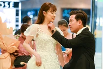 Trường Giang - Nhã Phương tay trong tay, chăm sóc nhau ở sự kiện