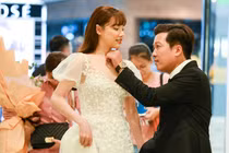 Trường Giang - Nhã Phương tay trong tay, chăm sóc nhau ở sự kiện