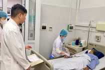 Cụ ông 77 tuổi phải cắt gan vì nuốt tăm tre dài 5 cm