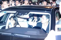 Fan chờ lâu nhưng chỉ gặp Yoona (SNSD) chớp nhoáng ở sân bay