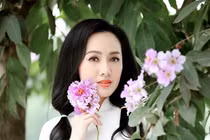 BTV Hoài Anh diện áo dài trắng trẻ xinh như "gái đôi mươi"