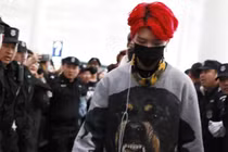 Mới vào showbiz, em trai Phạm Băng Băng đã có đội vệ sĩ hùng hậu