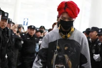 Mới vào showbiz, em trai Phạm Băng Băng đã có đội vệ sĩ hùng hậu