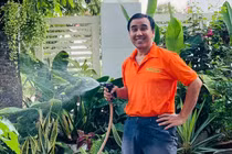 MC Quyền Linh đi dép tổ ong xanh đọt chuối, đóng thùng tưới cây