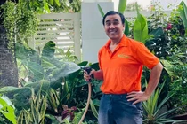 MC Quyền Linh đi dép tổ ong xanh đọt chuối, đóng thùng tưới cây