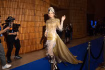 H'Hen Niê gây tranh cãi với bộ đầm như cây tài lộc