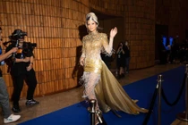 H'Hen Niê gây tranh cãi với bộ đầm như cây tài lộc