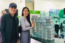 Thủy Tiên - Công Vinh mang "núi tiền" hỗ trợ 13.000 dân Lệ Thủy