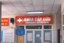 Bé 29 tháng tuổi nhập viện vì thanh ray cửa sắt rơi trúng đầu