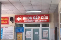 Bé 29 tháng tuổi nhập viện vì thanh ray cửa sắt rơi trúng đầu