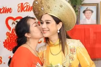 Mẹ chồng Lâm Khánh Chi bị tiếng ham tiền cho con cưới người chuyển giới