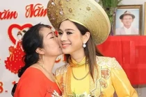 Mẹ chồng Lâm Khánh Chi bị tiếng ham tiền cho con cưới người chuyển giới