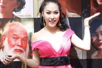 Phi Thanh Vân gợi cảm với đầm xẻ ngực 