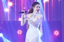 Hà Hồ bất ngờ thừa nhận yêu Kim Lý trong liveshow riêng