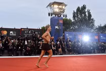 Đạo diễn diện quần đùi chạy trên thảm đỏ LHP Venice gây sốc