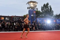 Đạo diễn diện quần đùi chạy trên thảm đỏ LHP Venice gây sốc